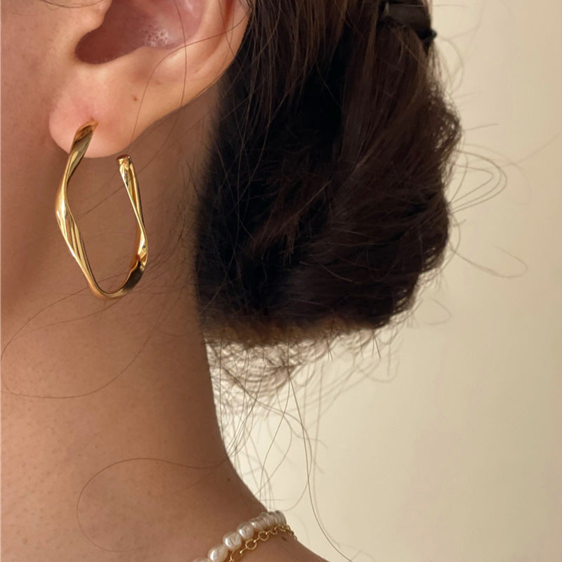 Boucles d'oreilles pour femme au design artistique et incurvé