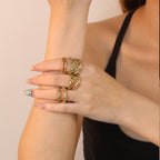 Bague ouverte pour femme avec design en treillis et zircones