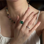 Bague pour femme au design élégant et incurvé avec pierre verte