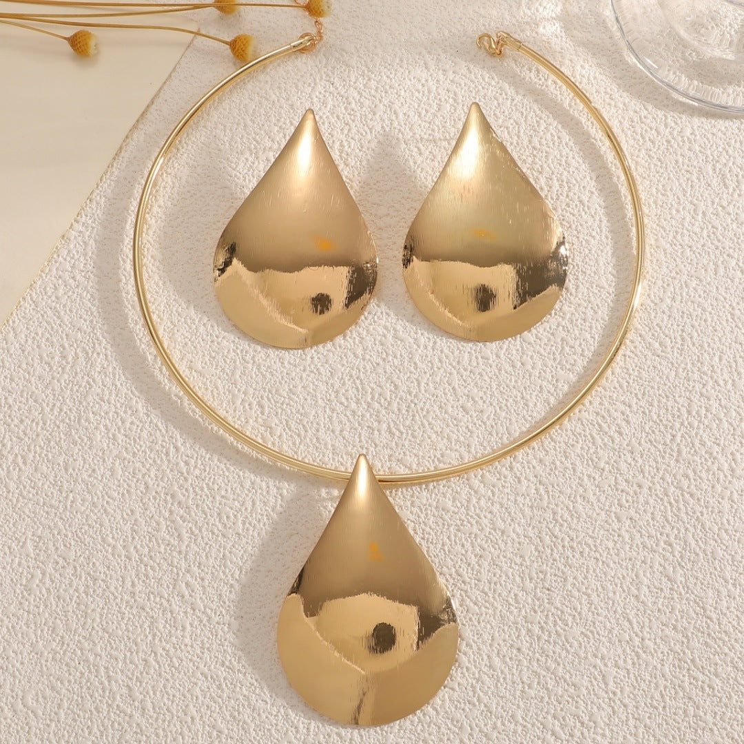 Collier pour femme avec pendentif goutte élégant