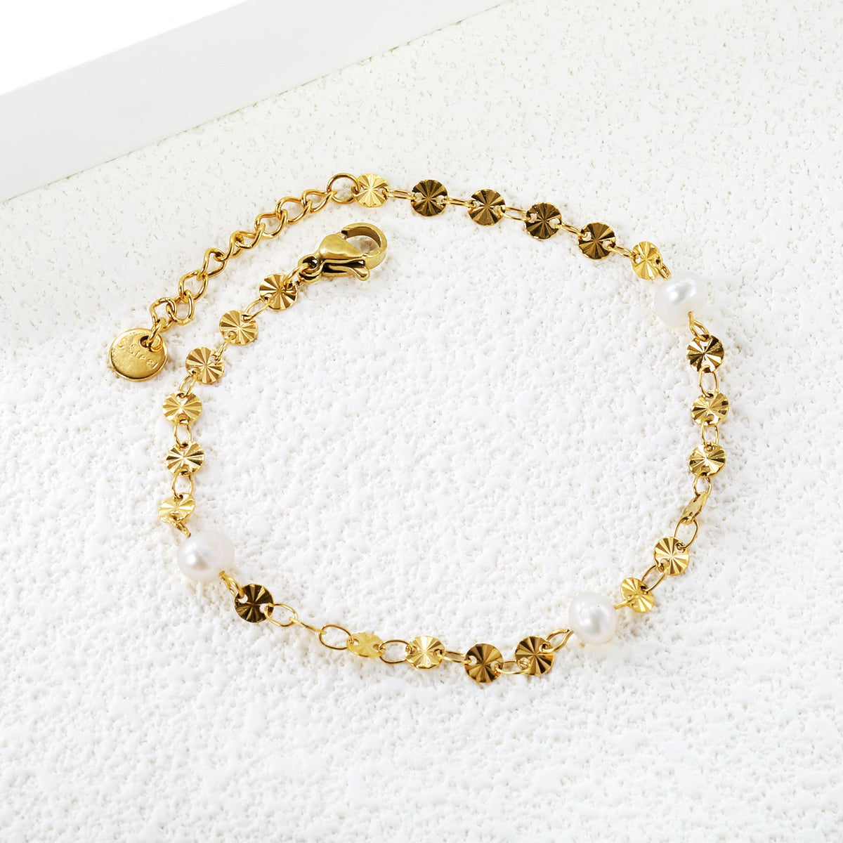 Damen Armband mit feinen Perlen und eleganten Blütenakzenten