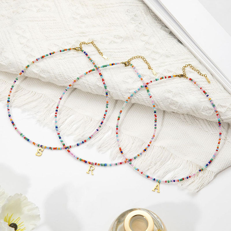 Collier pour femme avec perles colorées et pendentif personnalisé