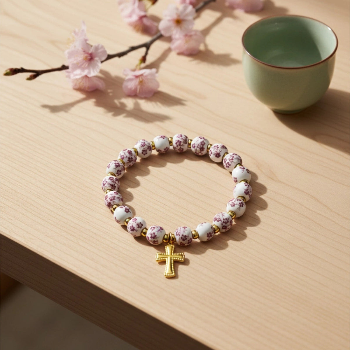 Bracelet pour femme au design floral avec accents dorés