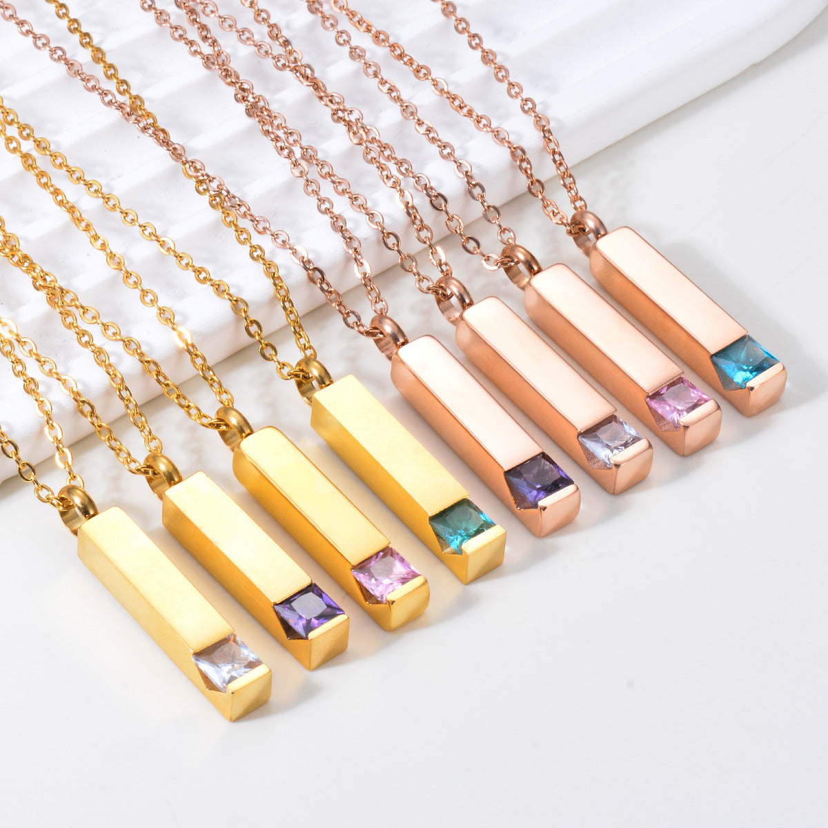 Collier pour femme avec pendentif rectangulaire moderne