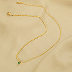 Collier pour femme plaqué or avec accent émeraude