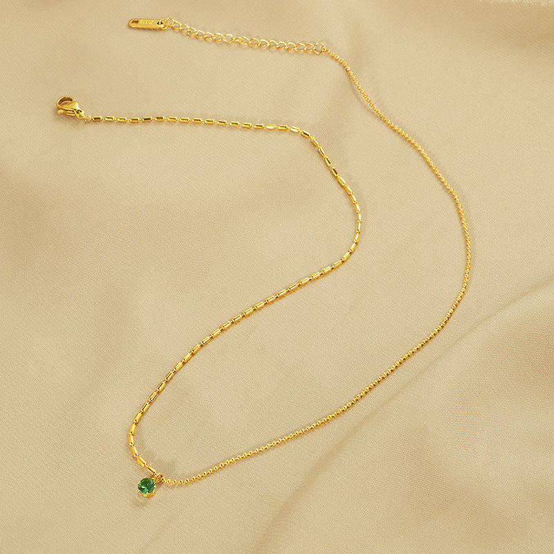 Collier pour femme plaqué or avec accent émeraude