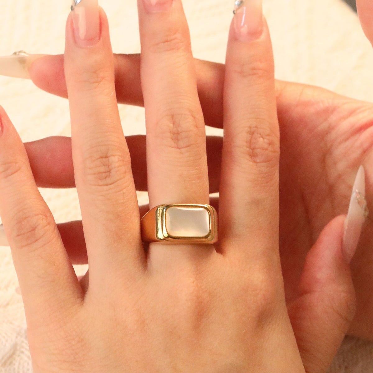 Bague pour femme avec pendentif perle carré et placage or