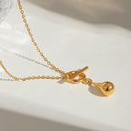 Collier pour femme avec fermoir sécurisé et pendentif étincelant