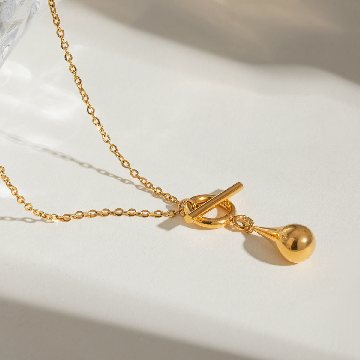 Collier pour femme avec fermoir sécurisé et pendentif étincelant