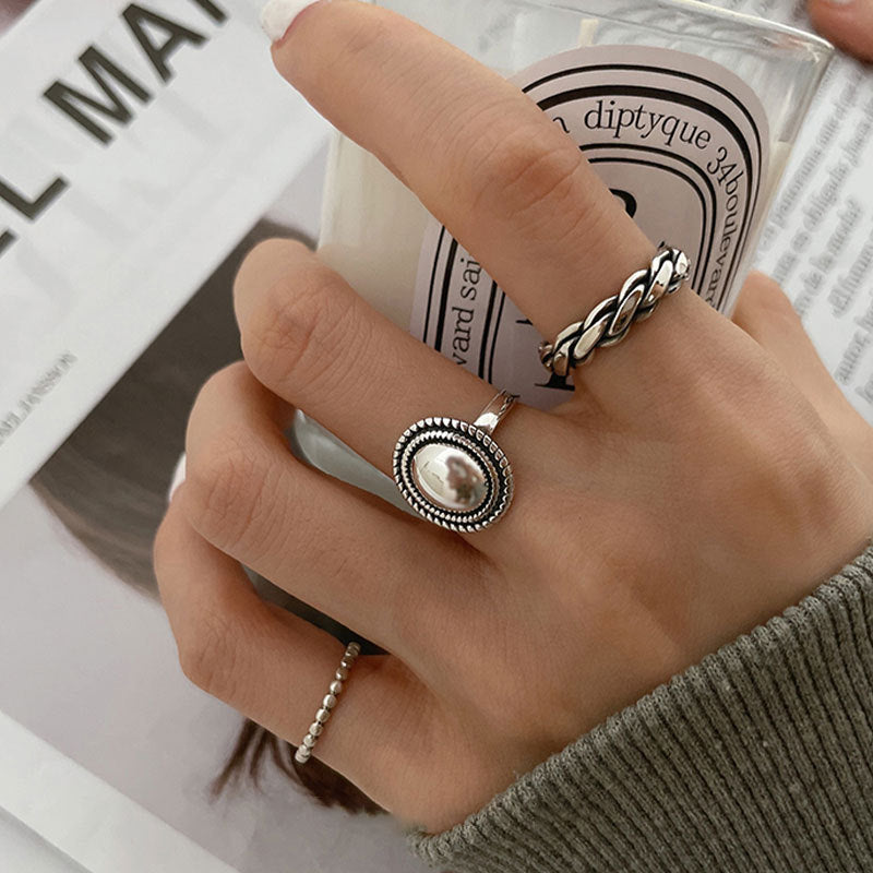Bague élégante pour femme au design facetté