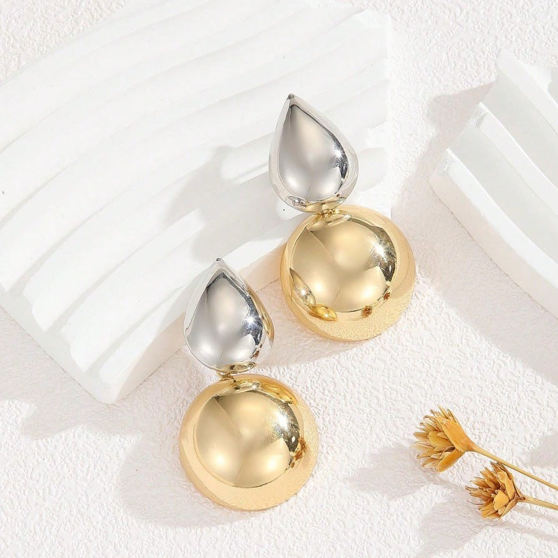 Boucles d'oreilles pour femme au design sculptural moderne