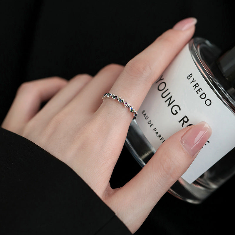 Bague fine pour femme avec motifs cœurs colorés