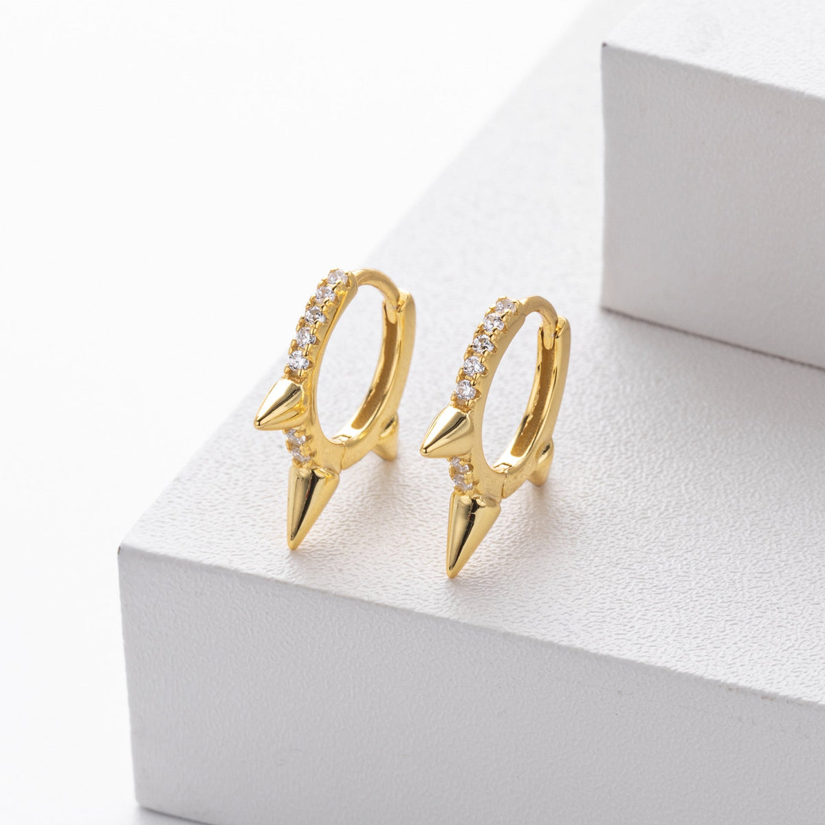 Boucles d'oreilles pour femme design pointu avec zircones