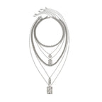 Collier multi-rangs pour femme avec pendentifs et textures uniques