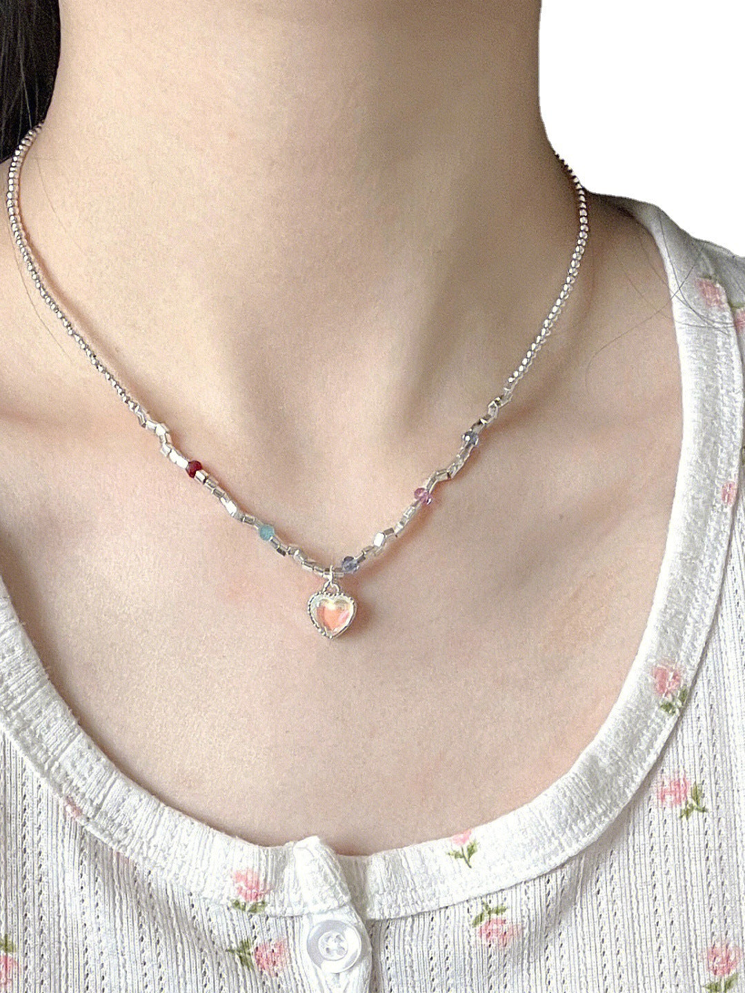 Collier avec pendentif en pierre précieuse en forme de cœur