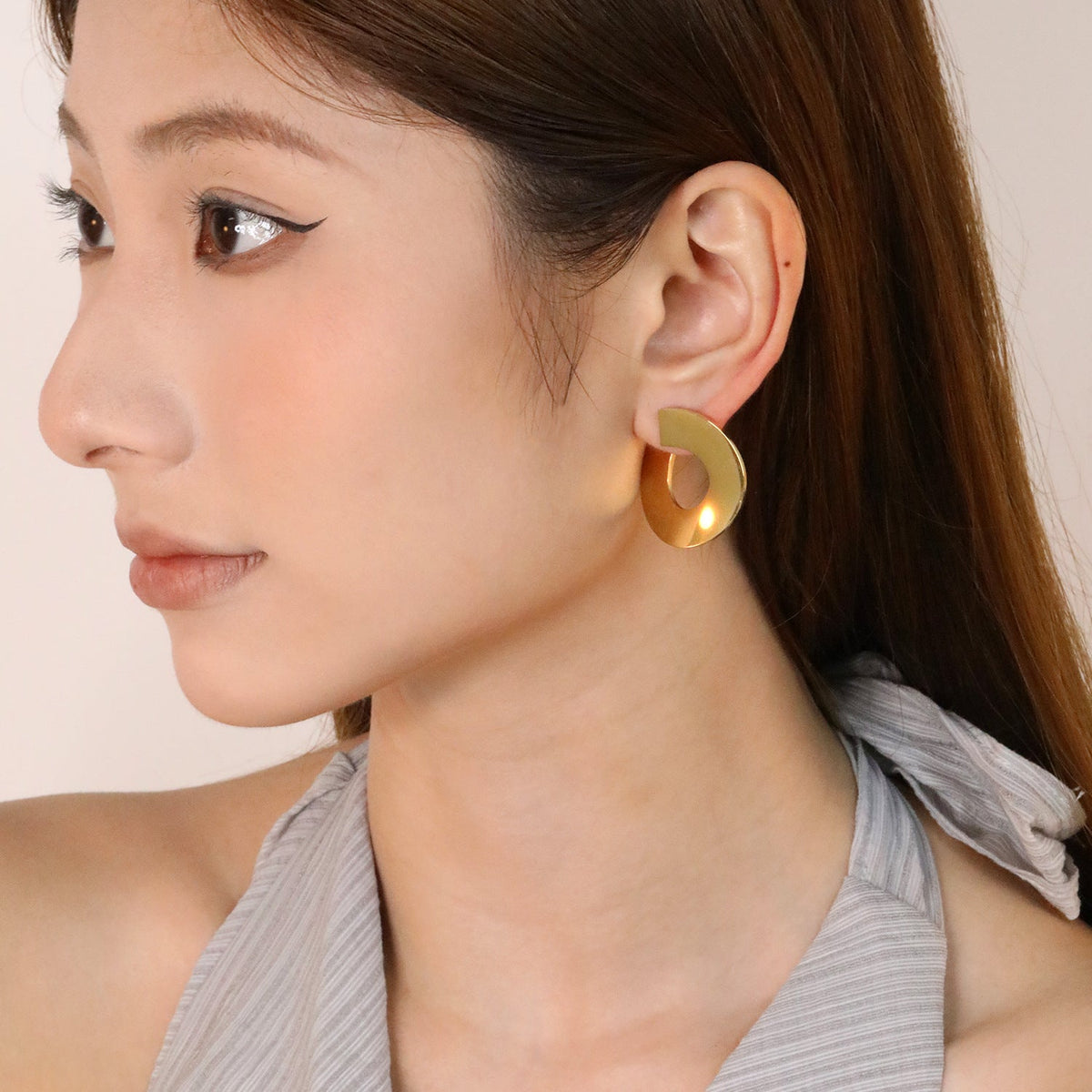 Boucles d'oreilles pour femme au design incurvé moderne