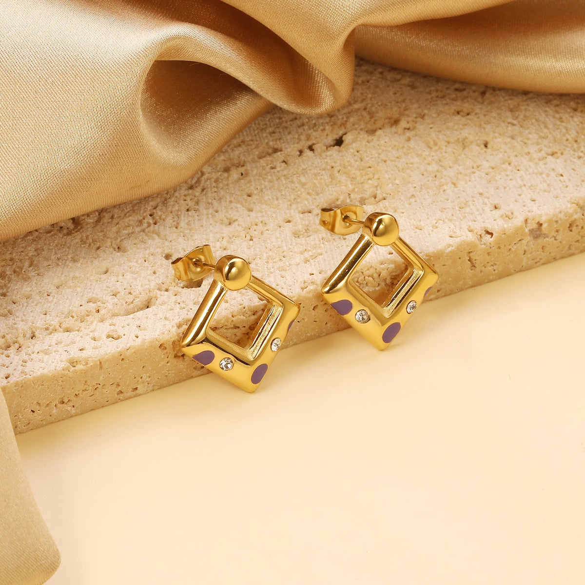 Boucles d'oreilles puces pour femme au design géométrique moderne