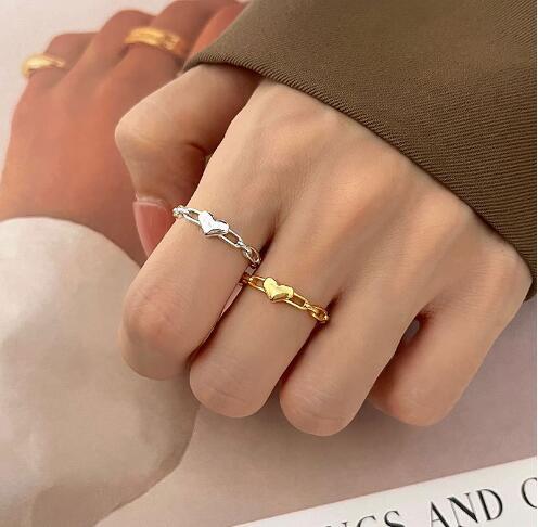 Bague pour femme motif cœur et structure à maillons