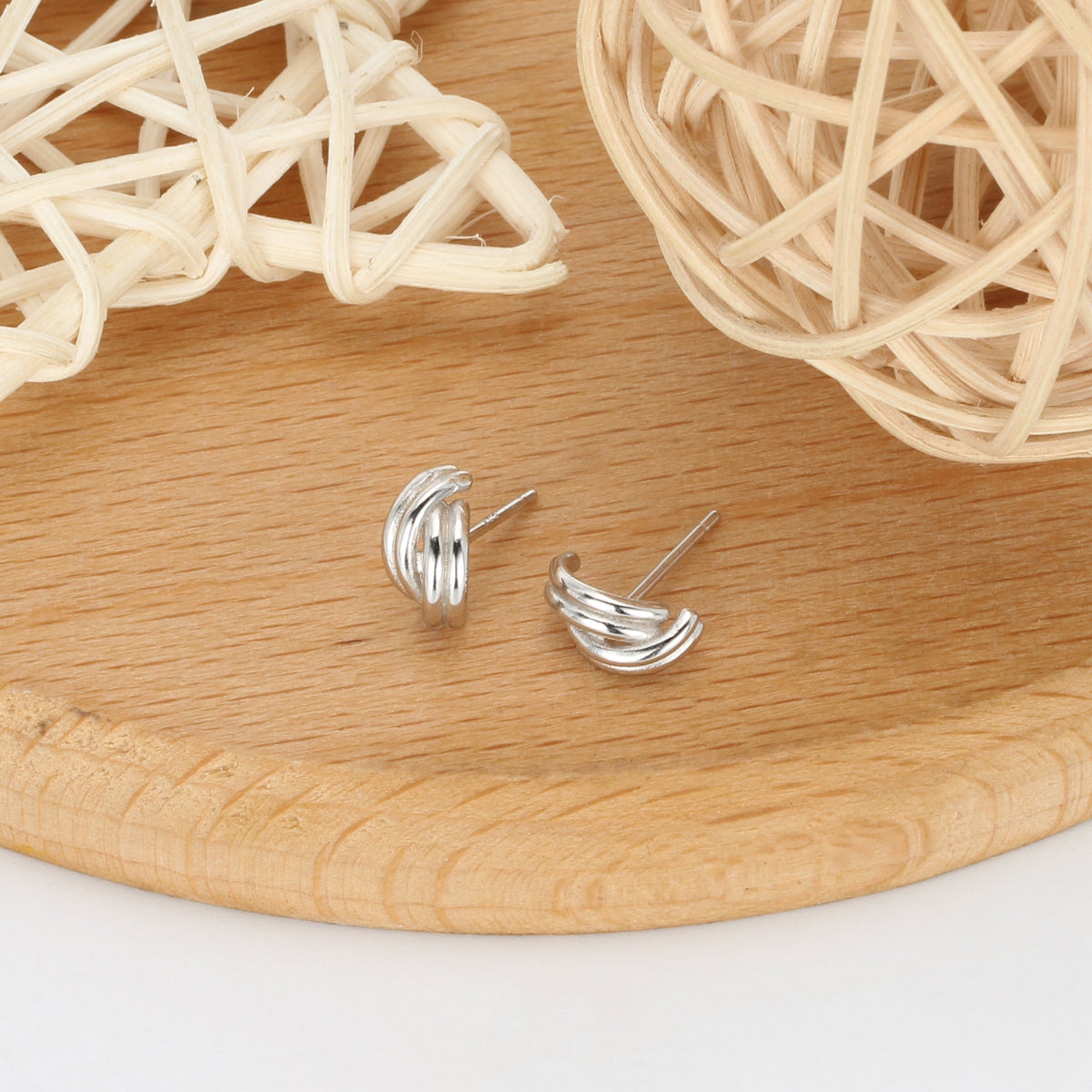 Boucles d'oreilles clous pour femme au design torsadé élégant
