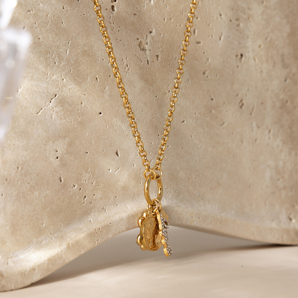 Collier multicouche pour femme avec pendentif floral