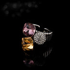 Bague pour femme avec cristaux colorés et design en spirale