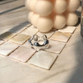 Bague pour femme au design vague moderne