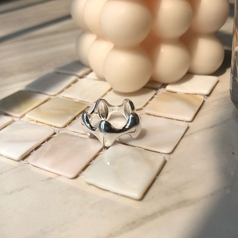Bague pour femme au design vague moderne