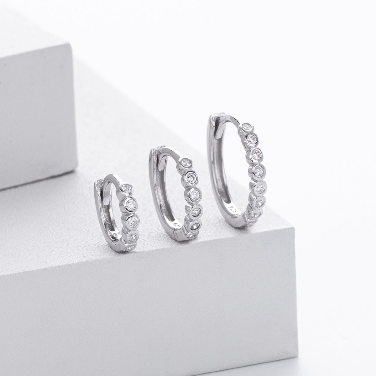 Boucles d'oreilles pendantes avec zircons modernes