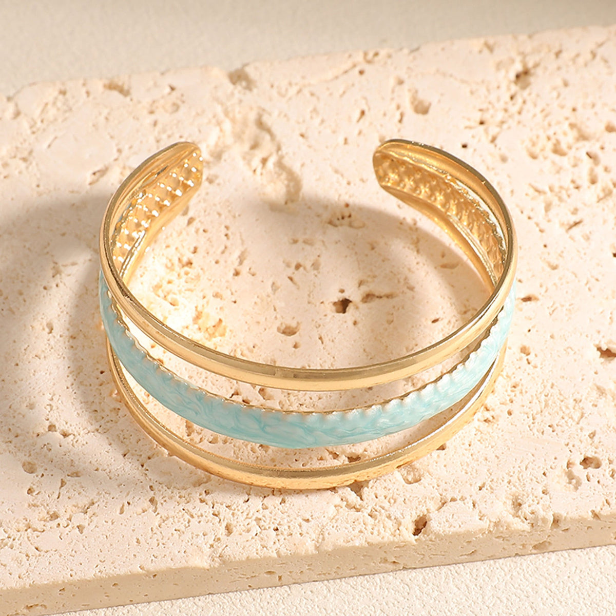 Bracelet ouvert pour femme avec relief artistique