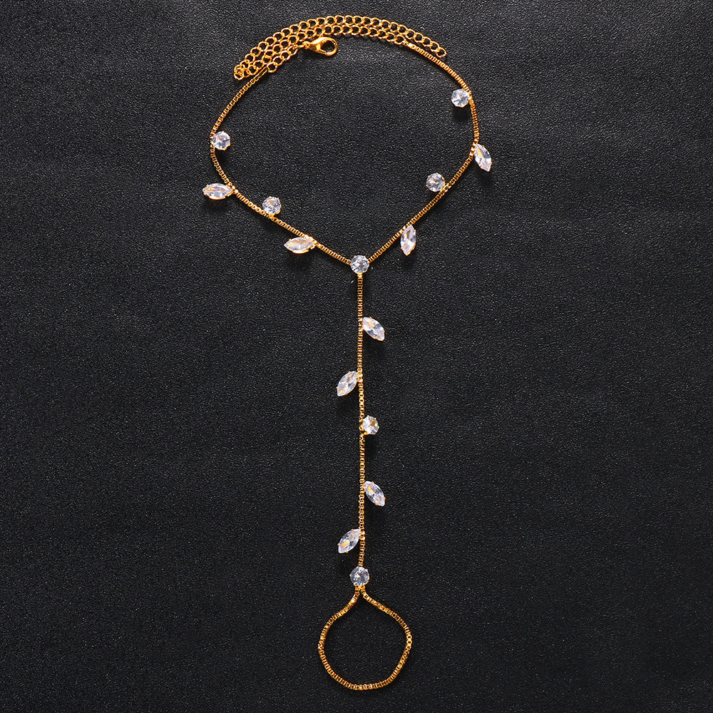 Chaîne de cheville délicate avec bague d'orteil intégrée et pendentifs en cristal