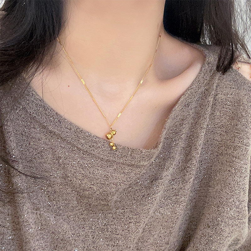 Collier délicat à breloques dorées pour femme