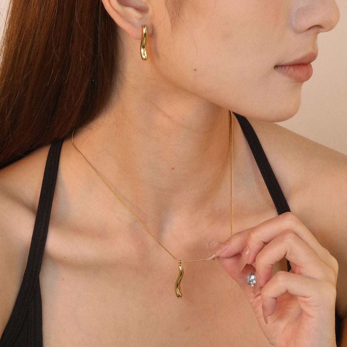 Parure de bijoux pour femme avec pendentif élégant et boucles d'oreilles