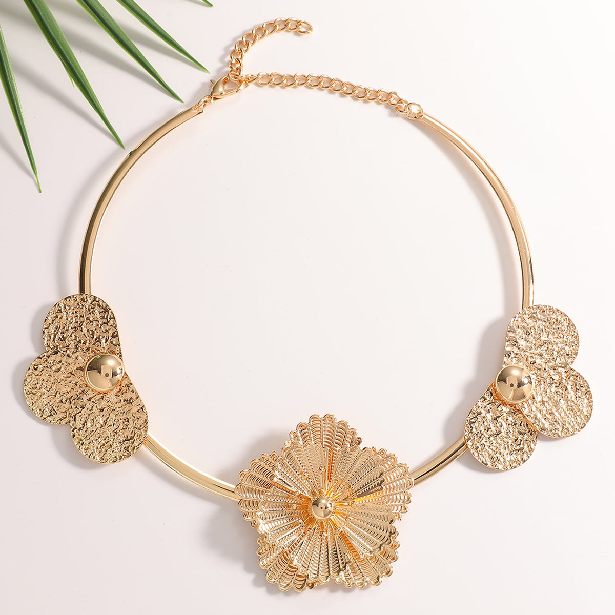 Collier pour femme au design moderne et sculptural