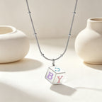 Collier personnalisé pour femme avec pendentif cube et lettres colorées