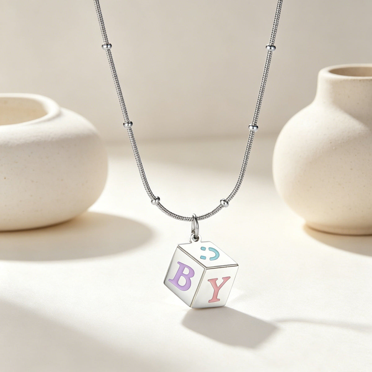 Collier personnalisé pour femme avec pendentif cube et lettres colorées