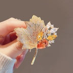 Broche feuille avec cristaux scintillants