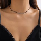 Collier délicat à perles noires espacées