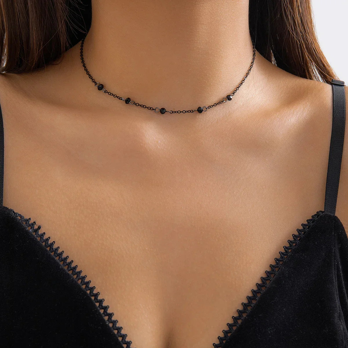 Collier délicat à perles noires espacées