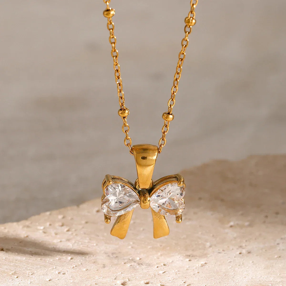 Collier nœud féminin délicat avec diamants