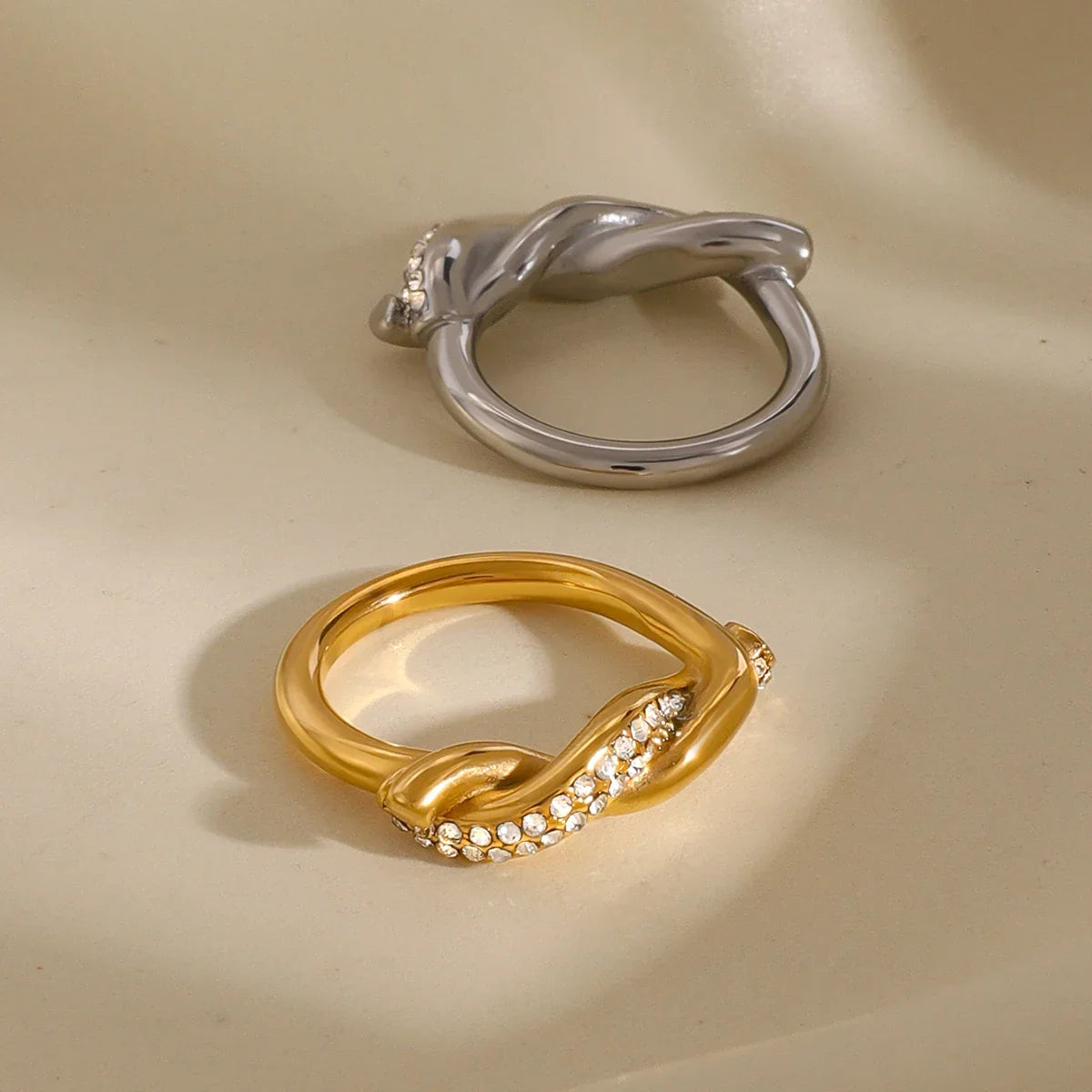 Bague entrelacée avec accents de diamants