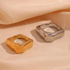 Bague carrée texturée 18k