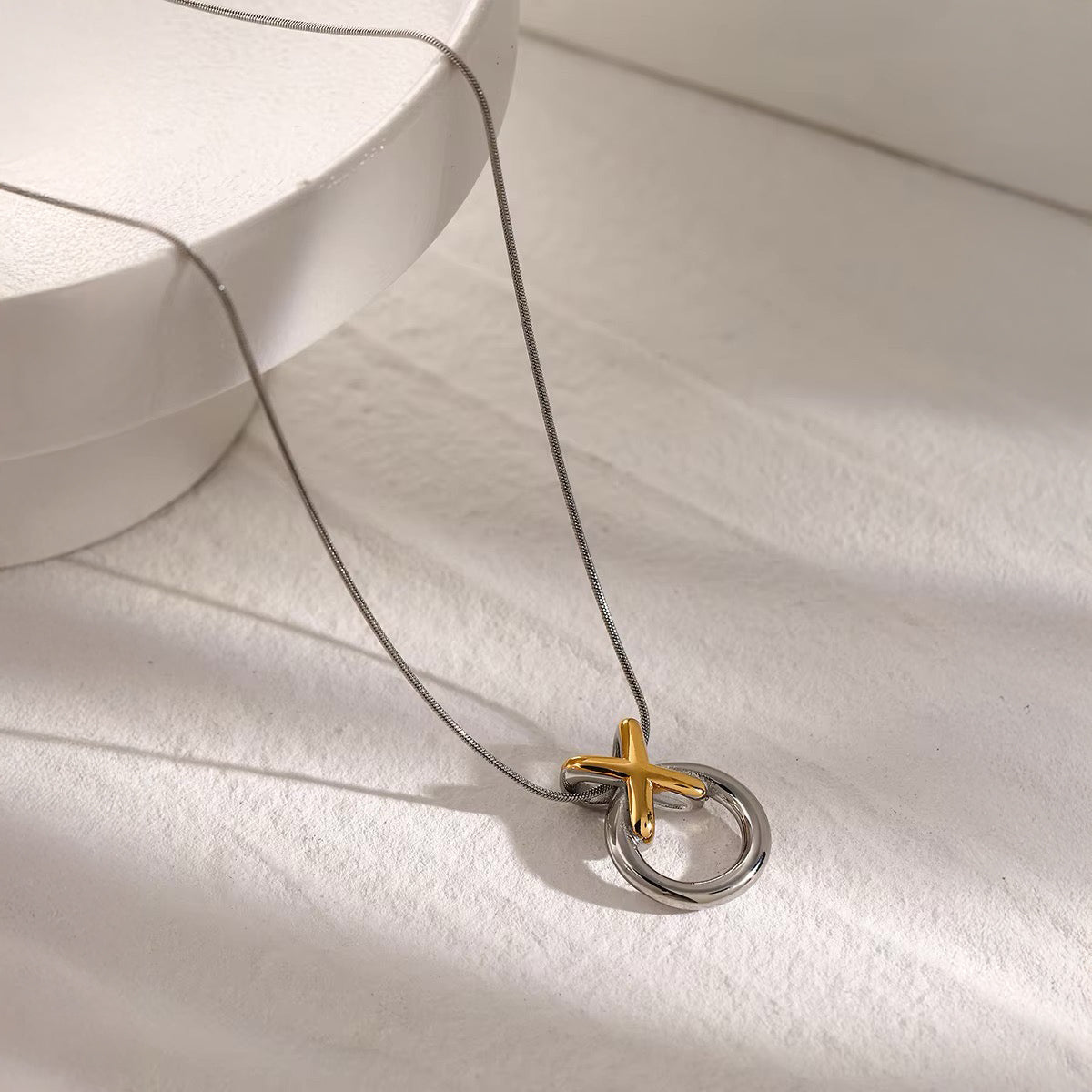 Collier entrelacé XO élégant