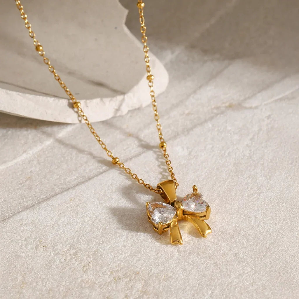 Collier nœud féminin délicat avec diamants