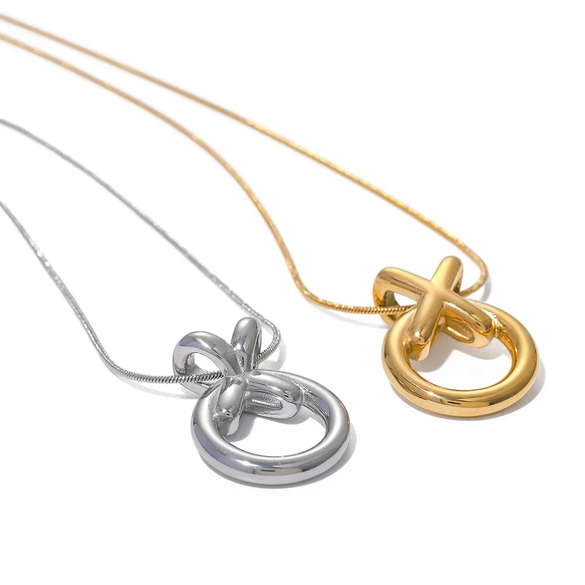 Collier entrelacé XO élégant