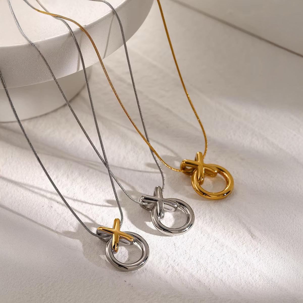 Collier entrelacé XO élégant