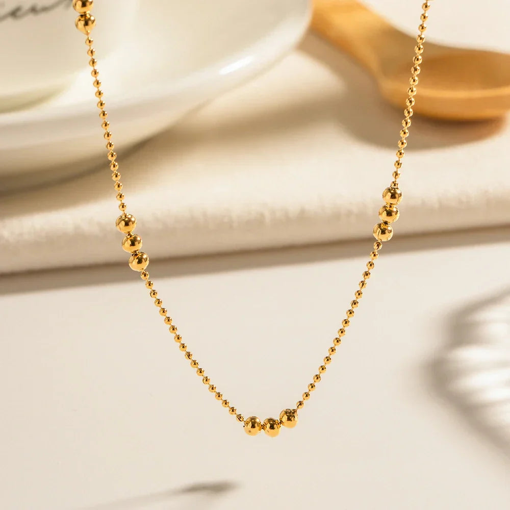 Collier délicat à trois perles 16 carats