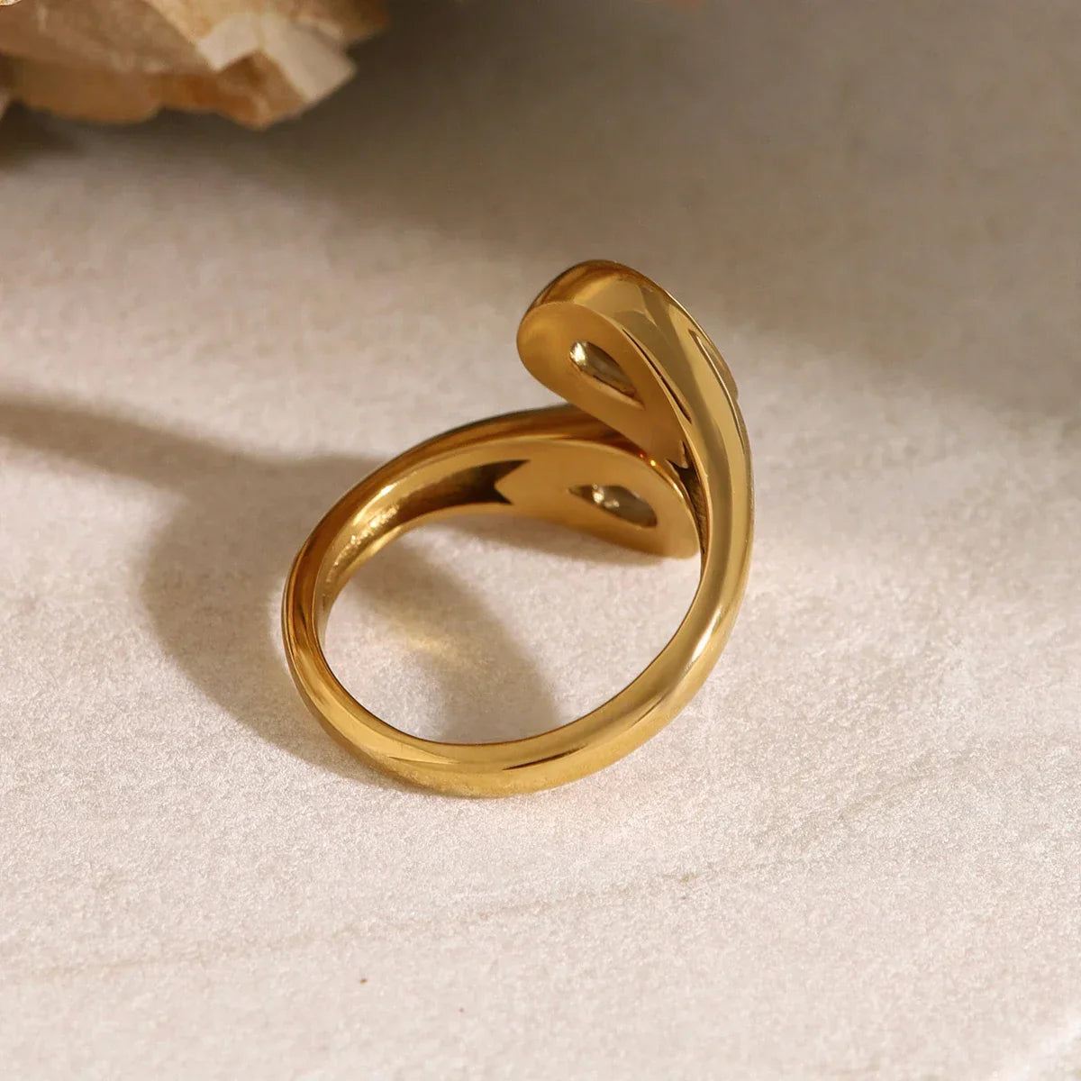 Bague enveloppante avec diamants en forme de goutte