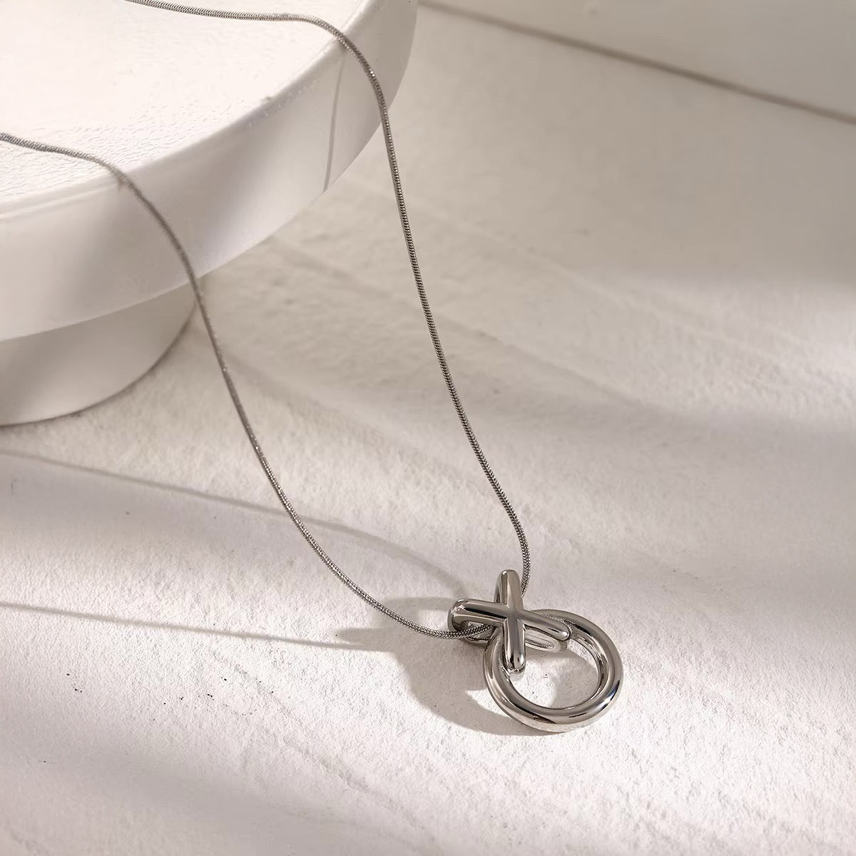 Collier entrelacé XO élégant