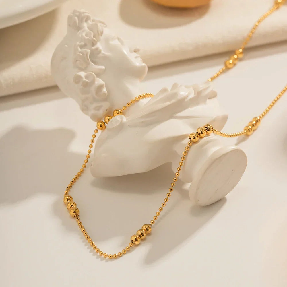 Collier délicat à trois perles 16 carats