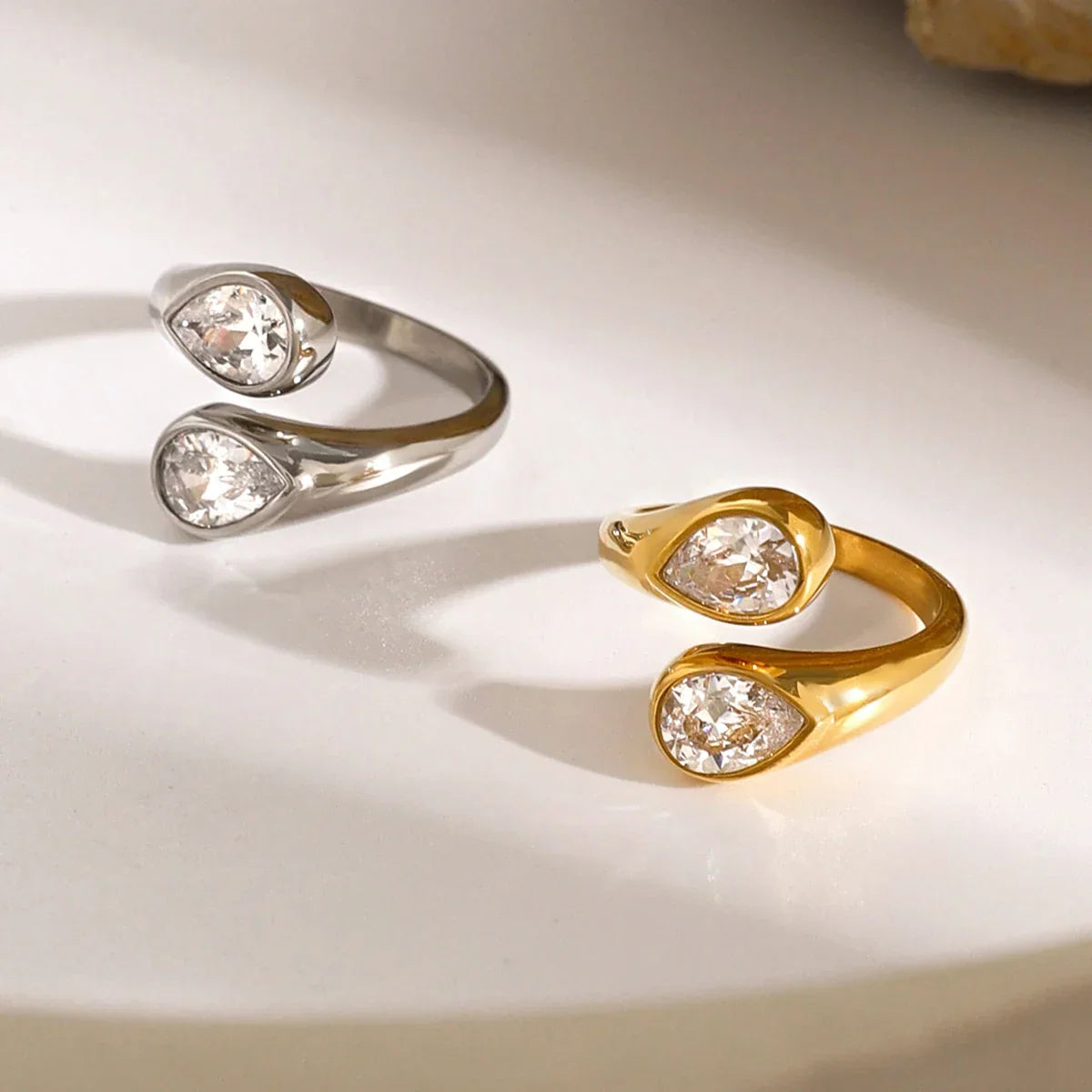 Bague enveloppante avec diamants en forme de goutte